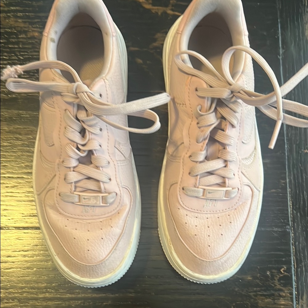 Nike Pink Sneakers Low-Top Minimalist Design